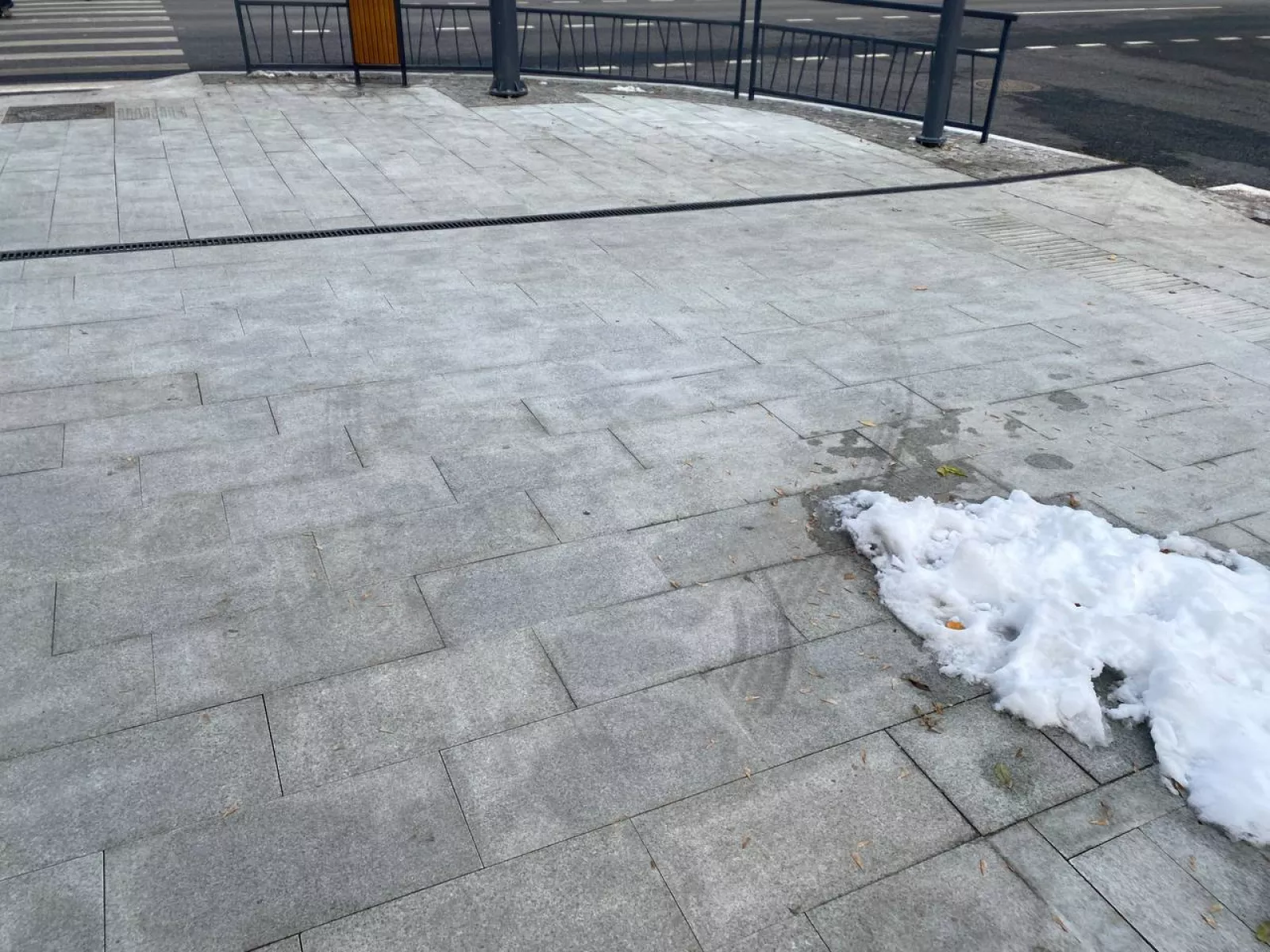 Участок благоустройства тротуарной зоны возле здания — фото 5