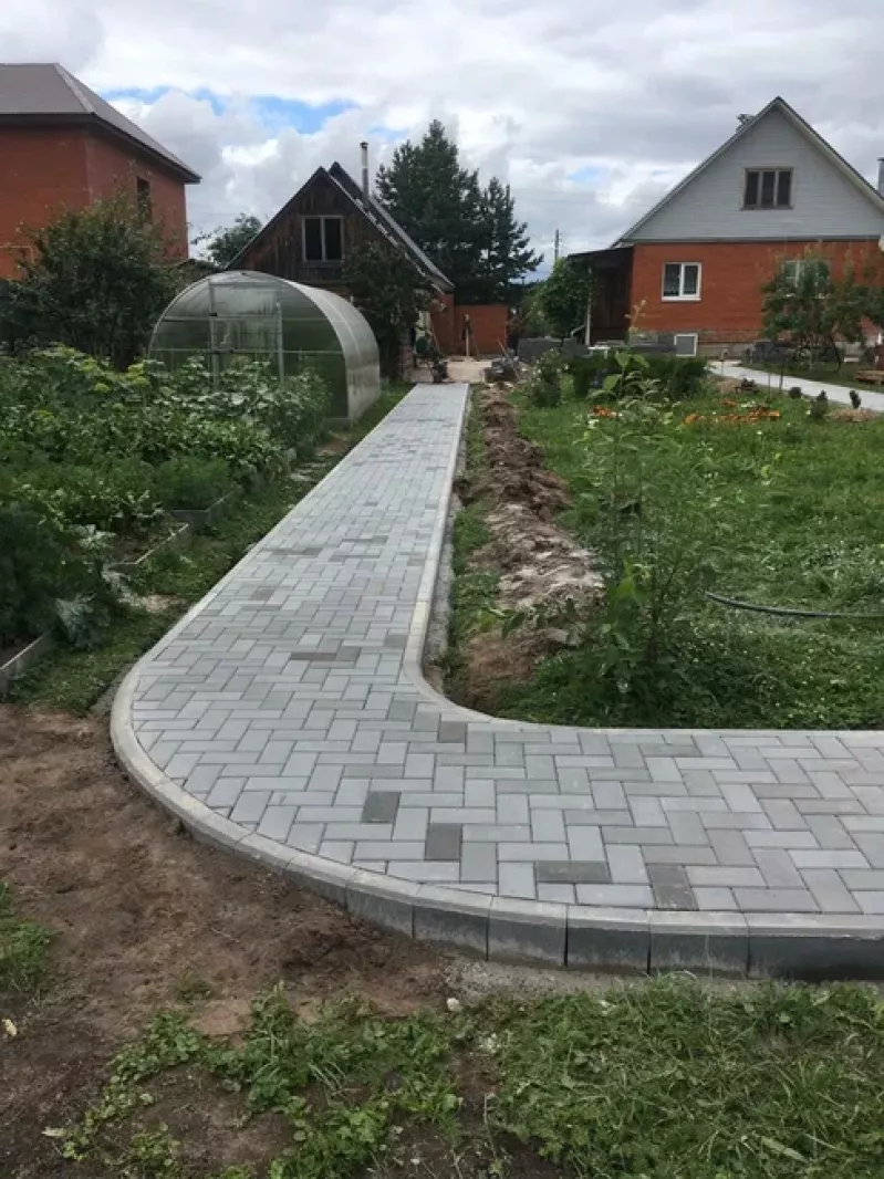 Укладка плитки на дачном участке